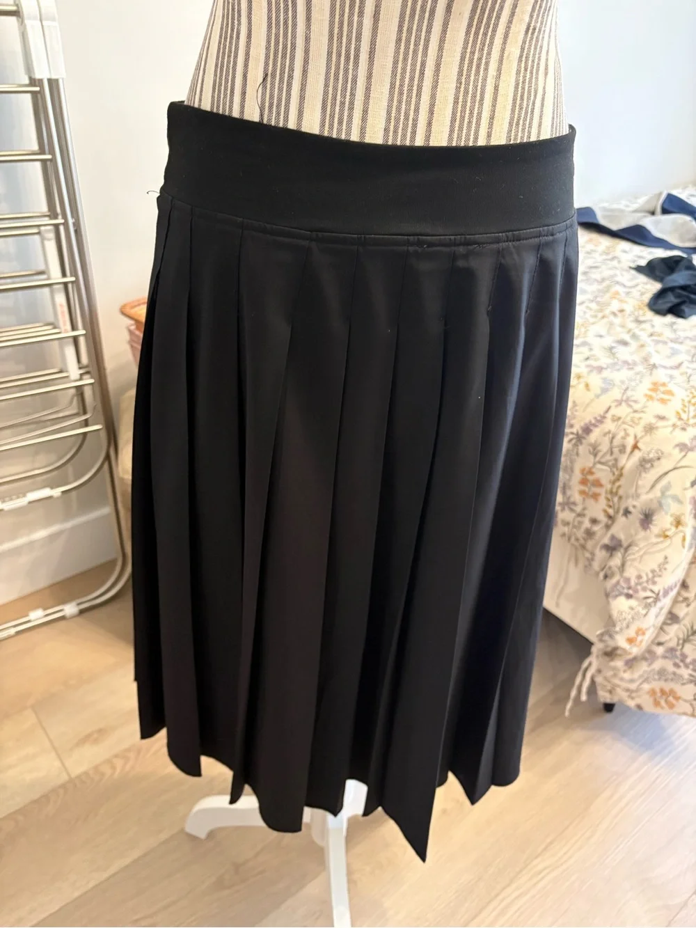 Black Pleated Women's Skirt by The Slim Skirt sz M athletic lightweight knee